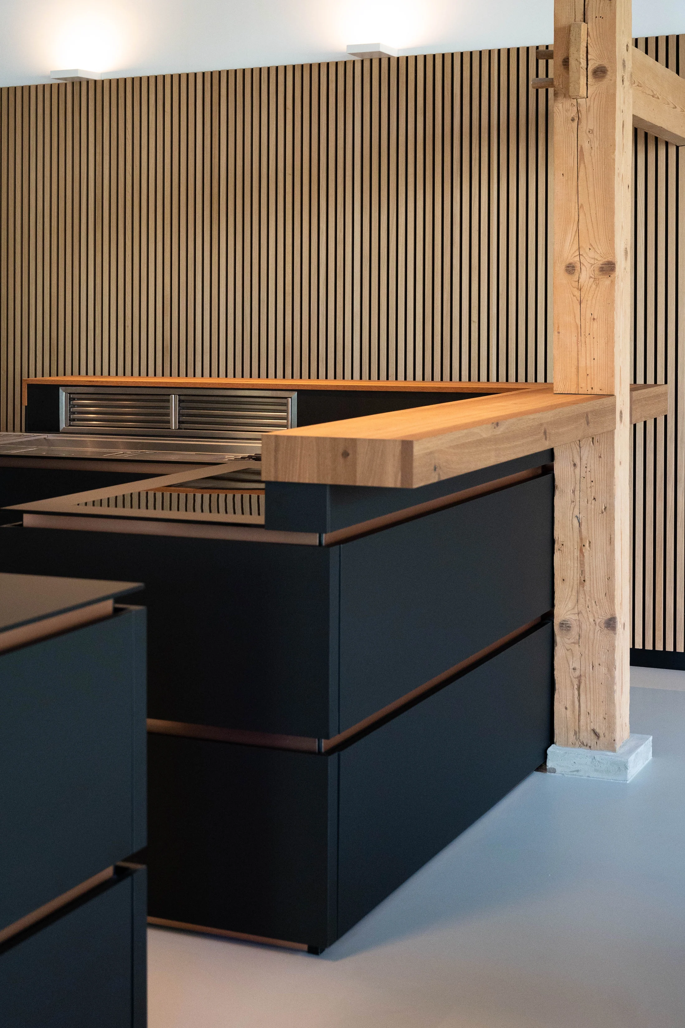 Maatwerk werkblad rond een houten draagbalk