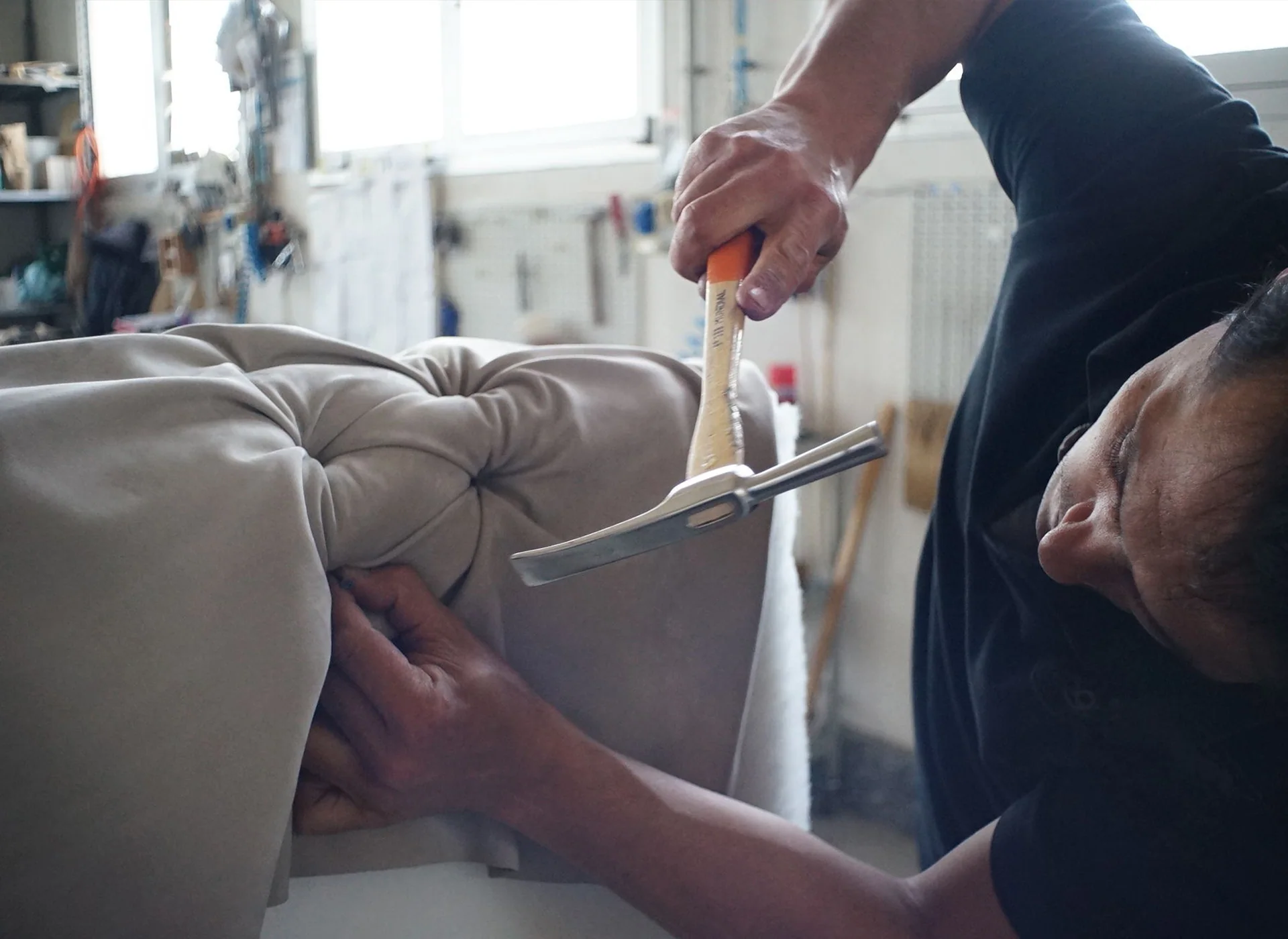 Een stoffeerder aan het werk in de werkplaats van Bollier