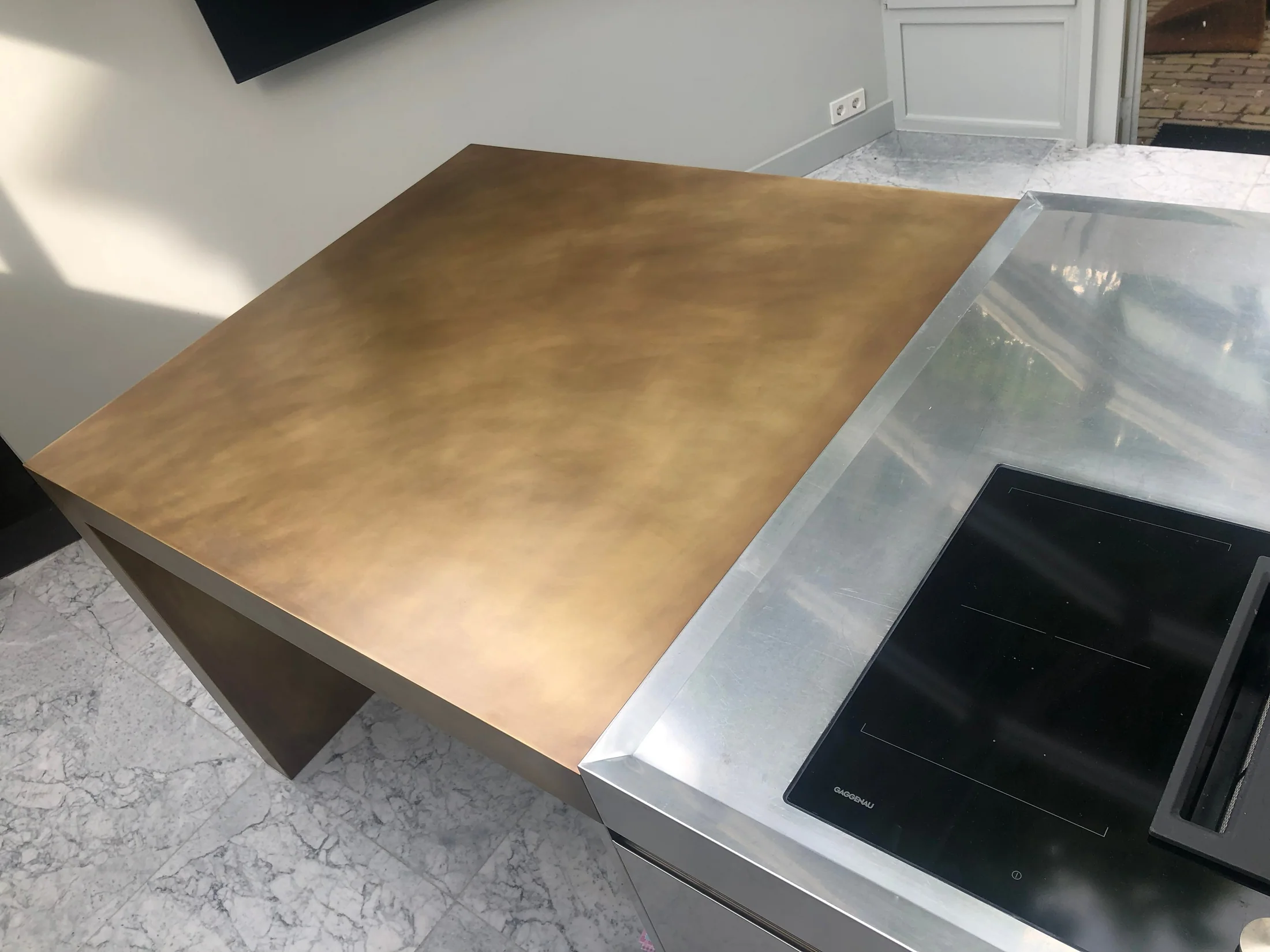 Glanzend werkblad bij het warme metalen eiland