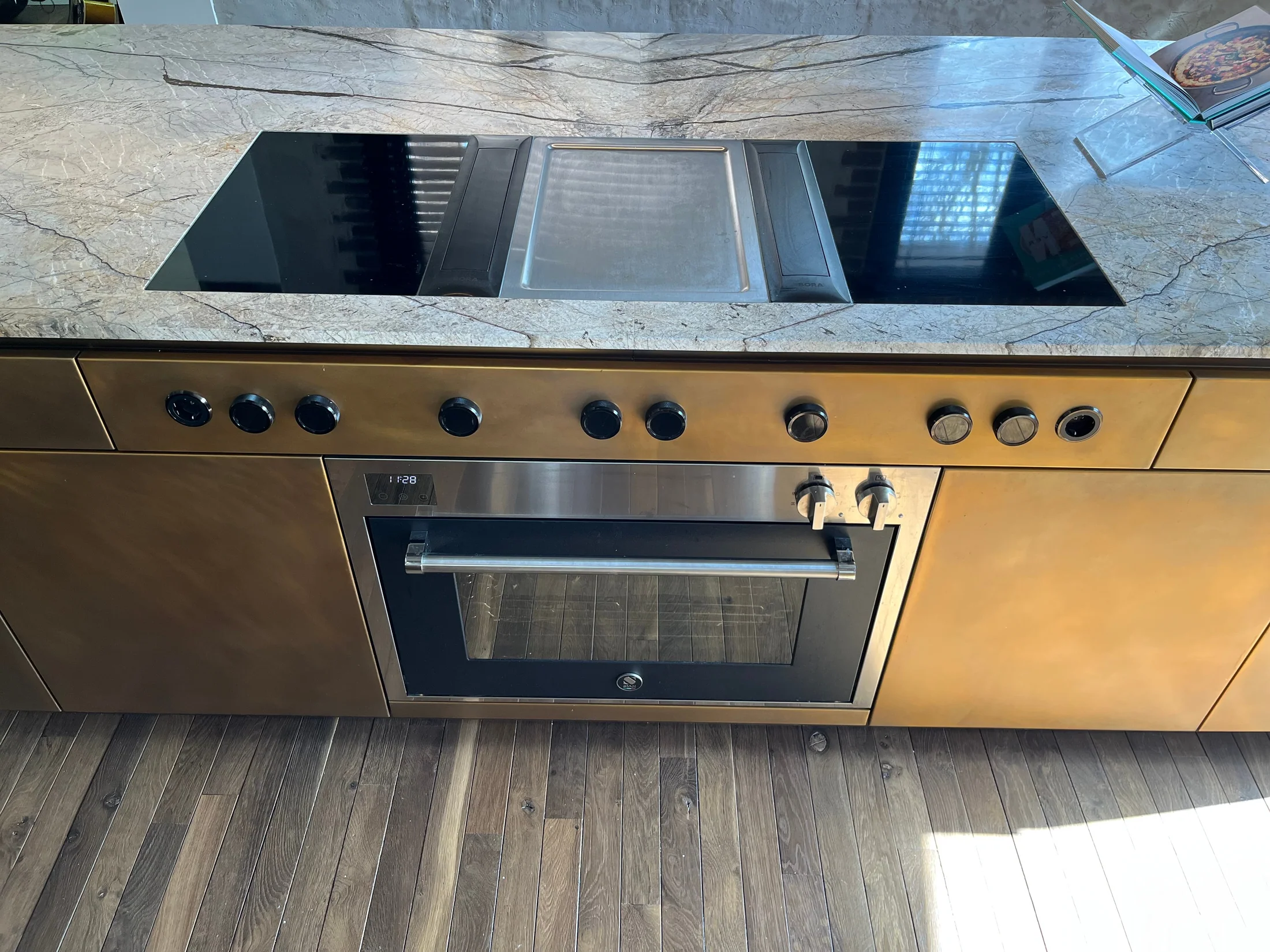 Kookplaat en oven in het messing eiland
