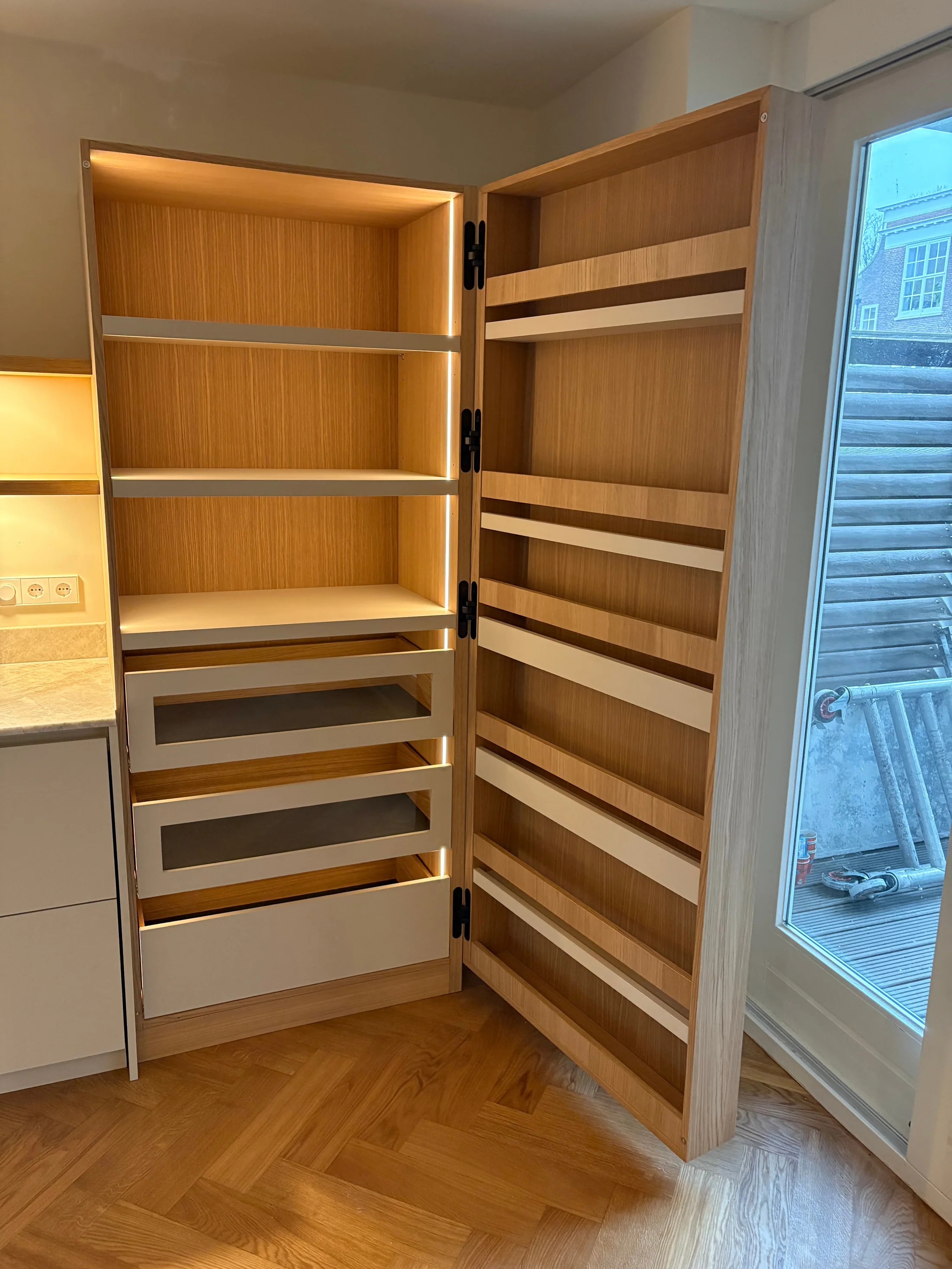 Open voorraadkast met houten rekken en interne lades