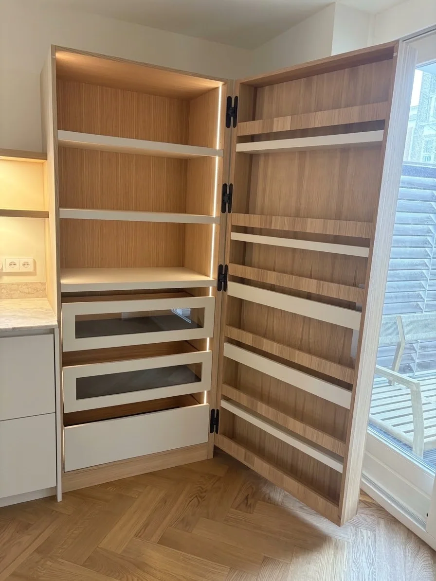 Open voorraadkast met houten rekken en interne lades