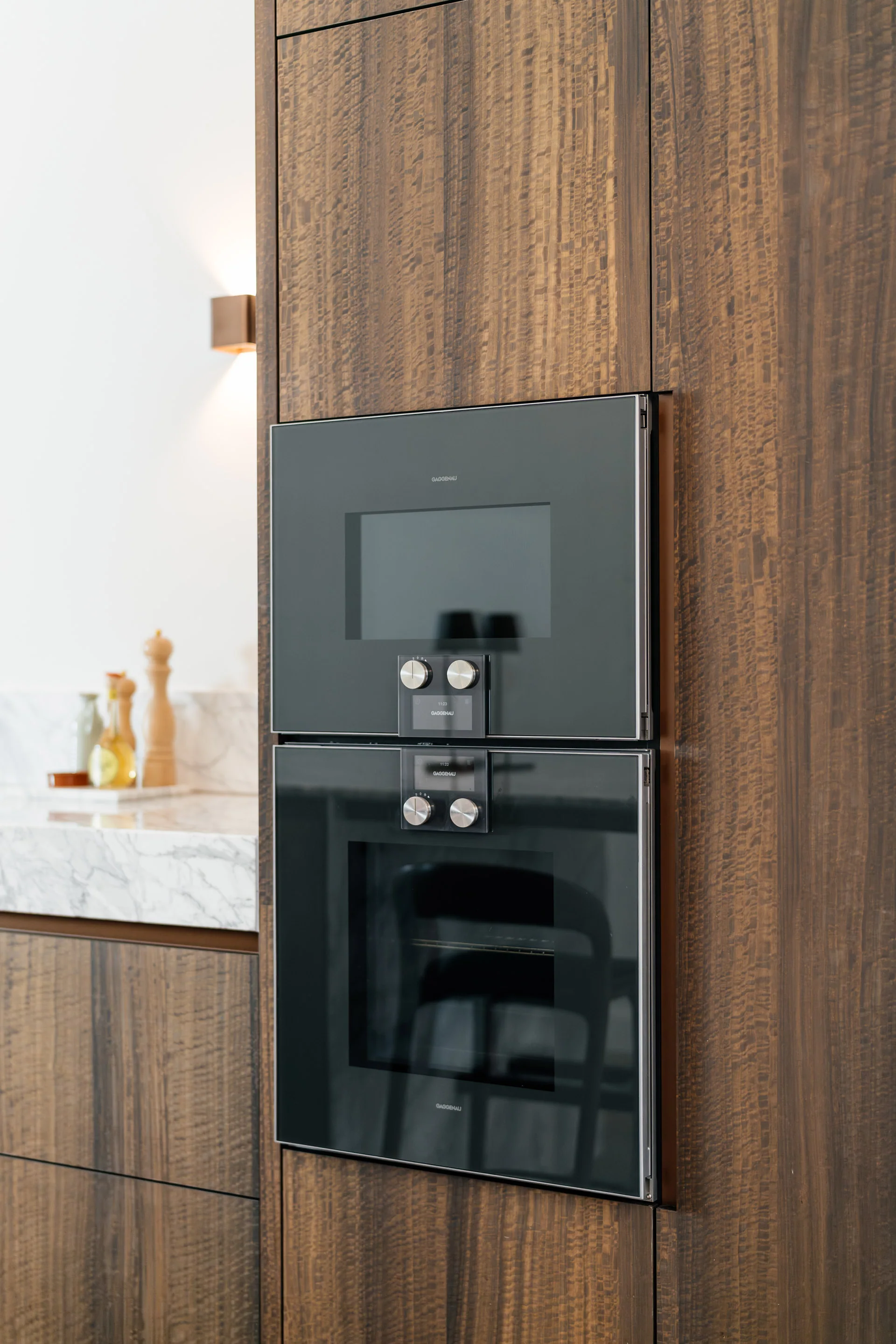 Ingebouwde ovens in de eucalyptus kastenwand