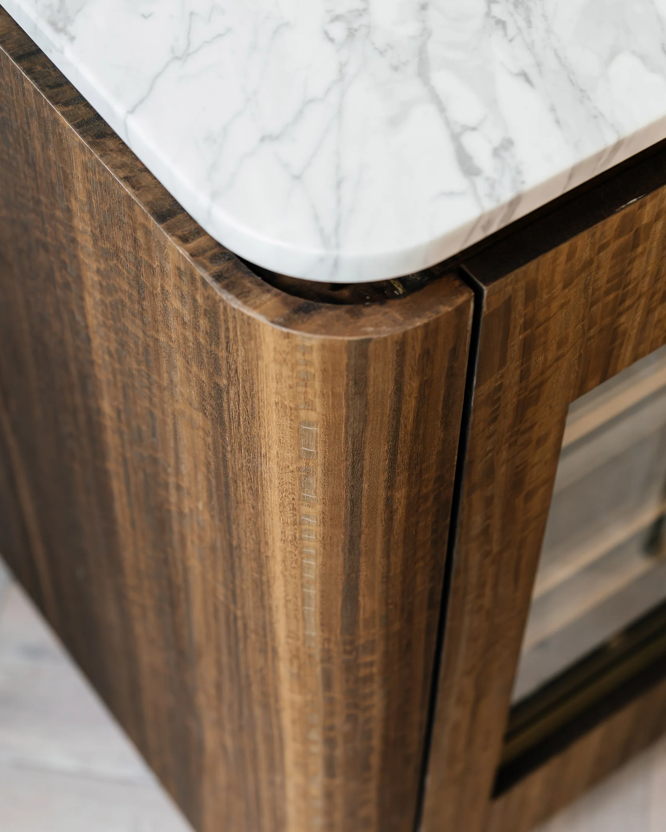 Afgeronde hoek van eucalyptus met Carrara marmer