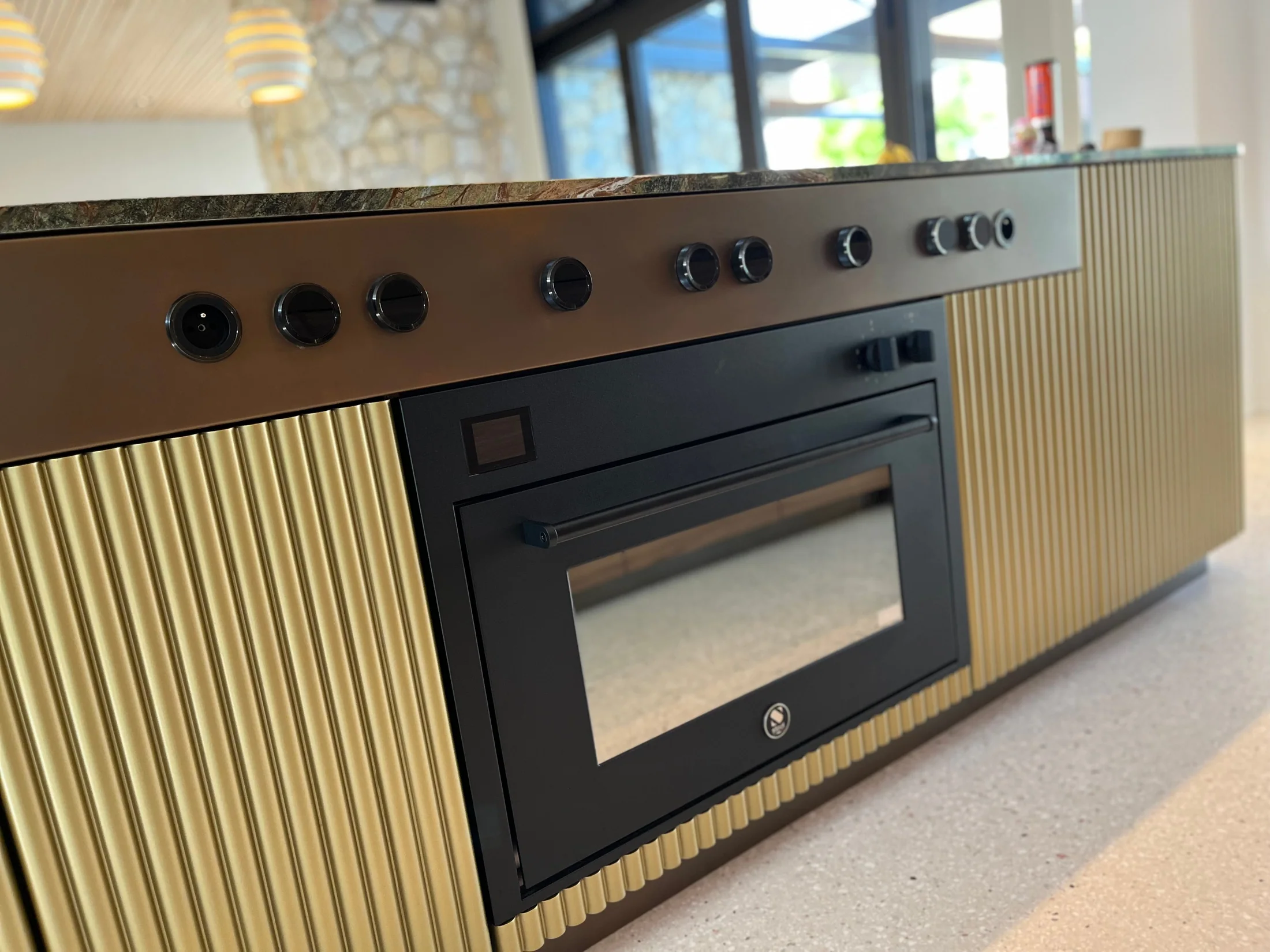 Ingebouwde oven in de geribbelde eilandfronten