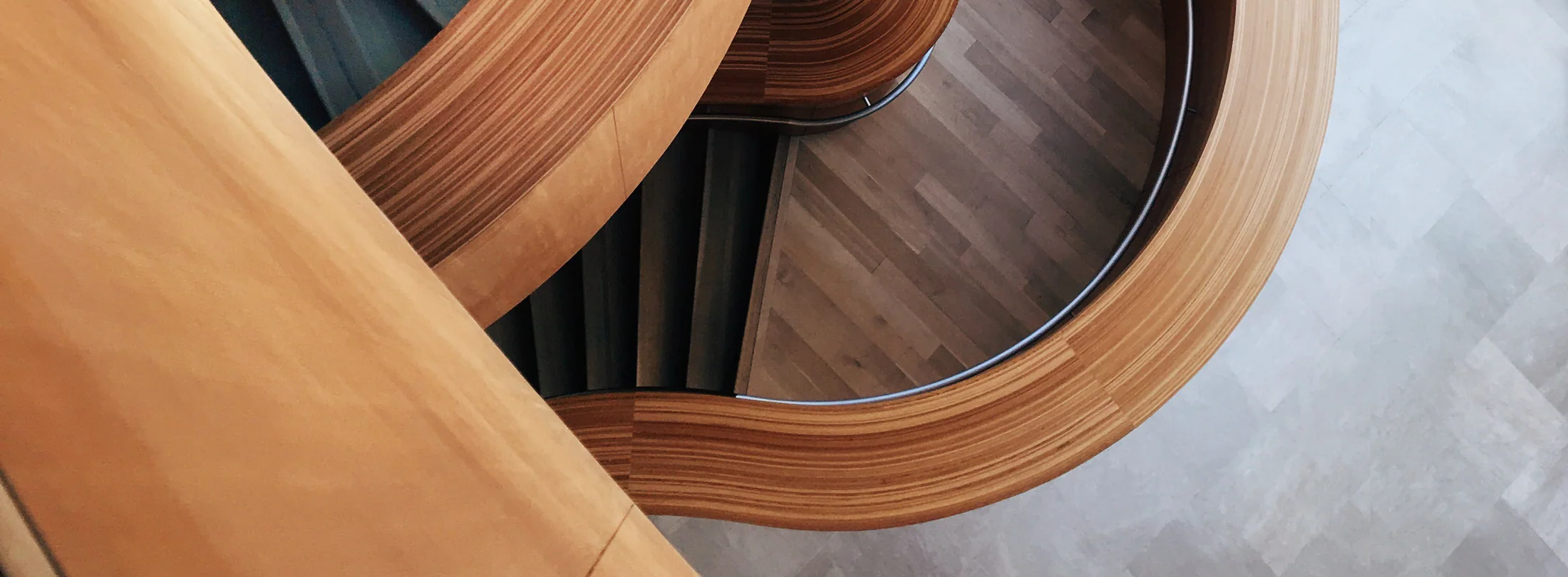 Houten maatwerk met gebogen lijnen, van boven gezien