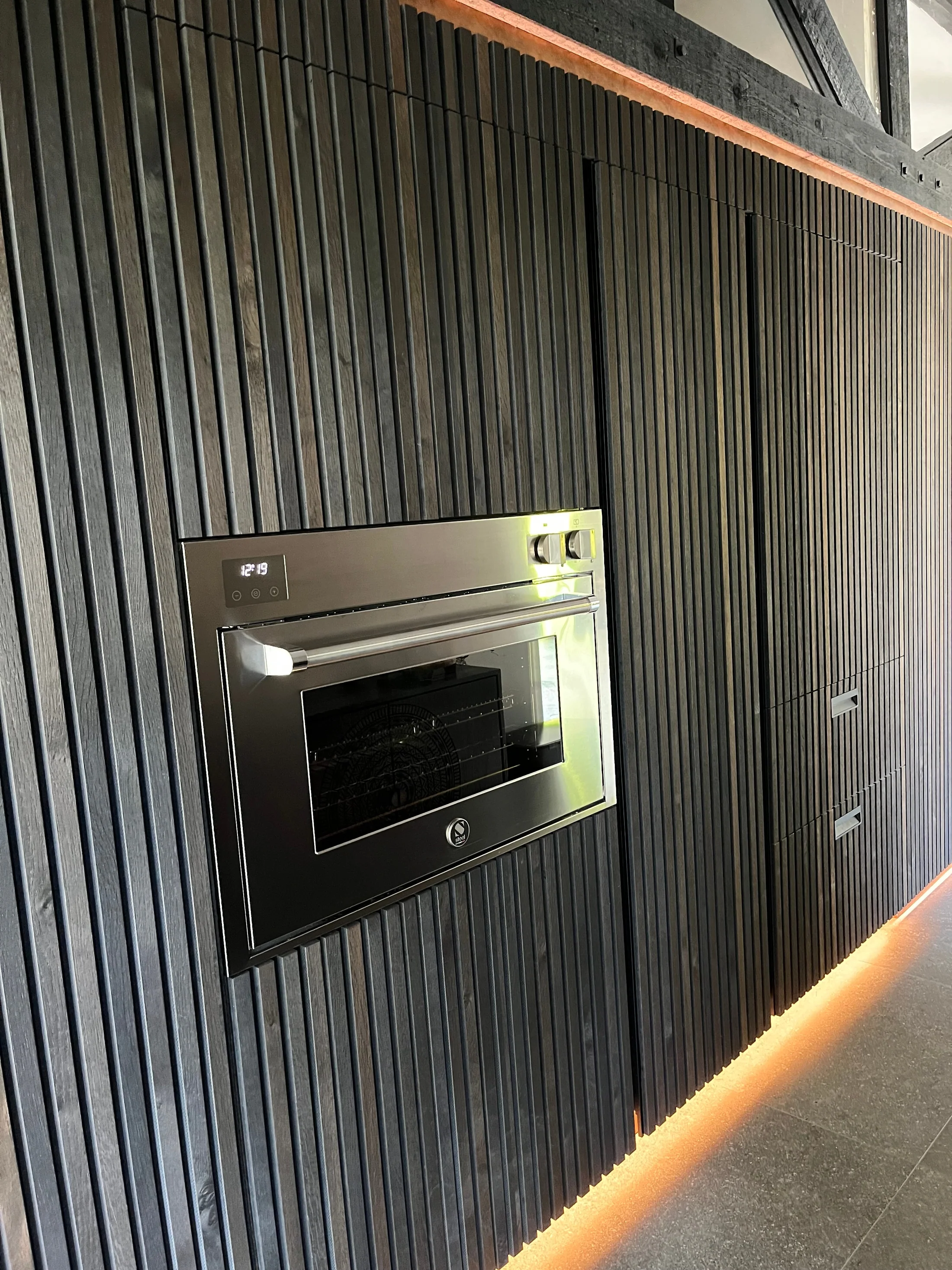 Ingebouwde apparatuur in de verticale kastenwand