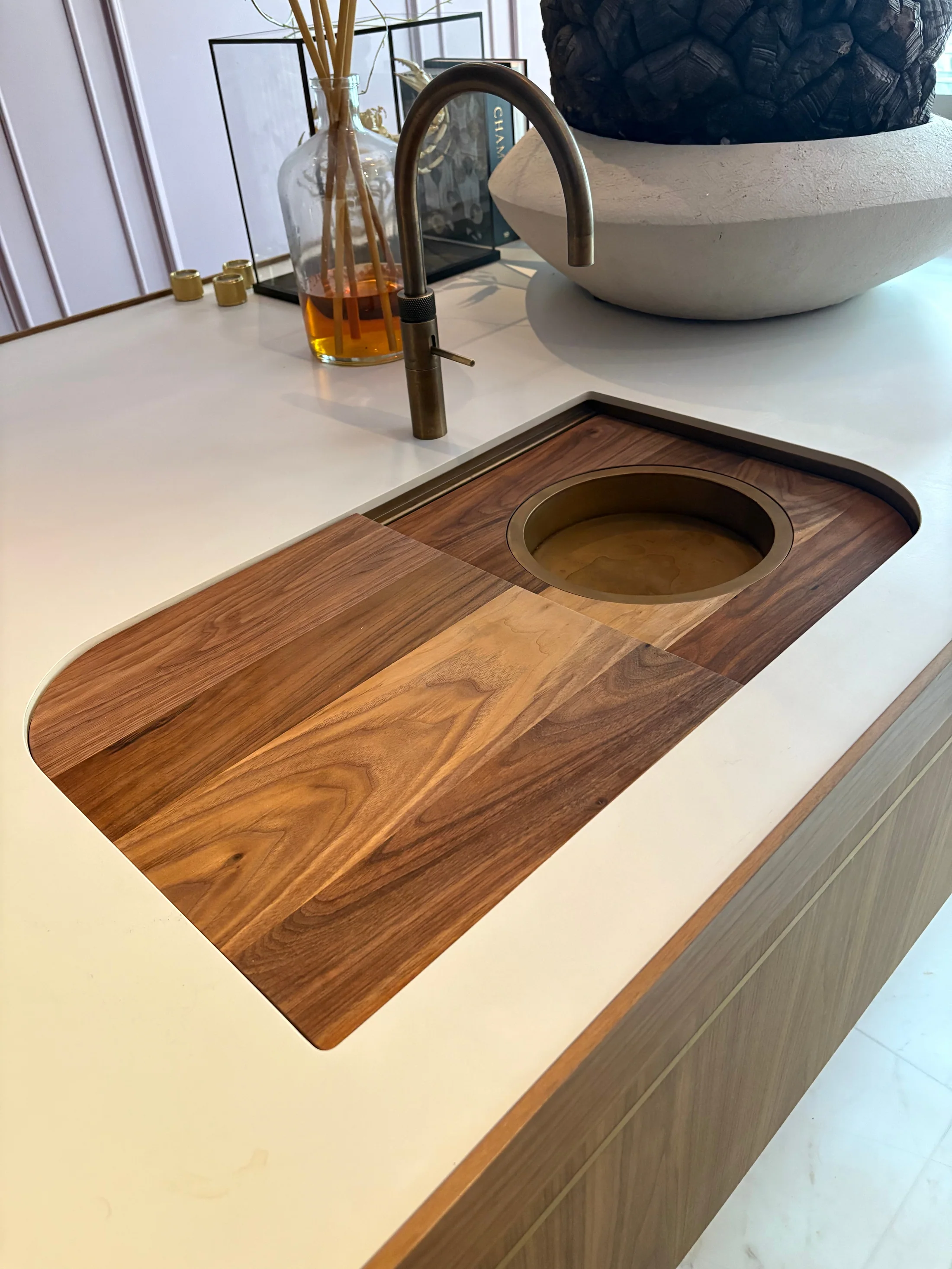 Houten snijplank op maat bij de spoelbak