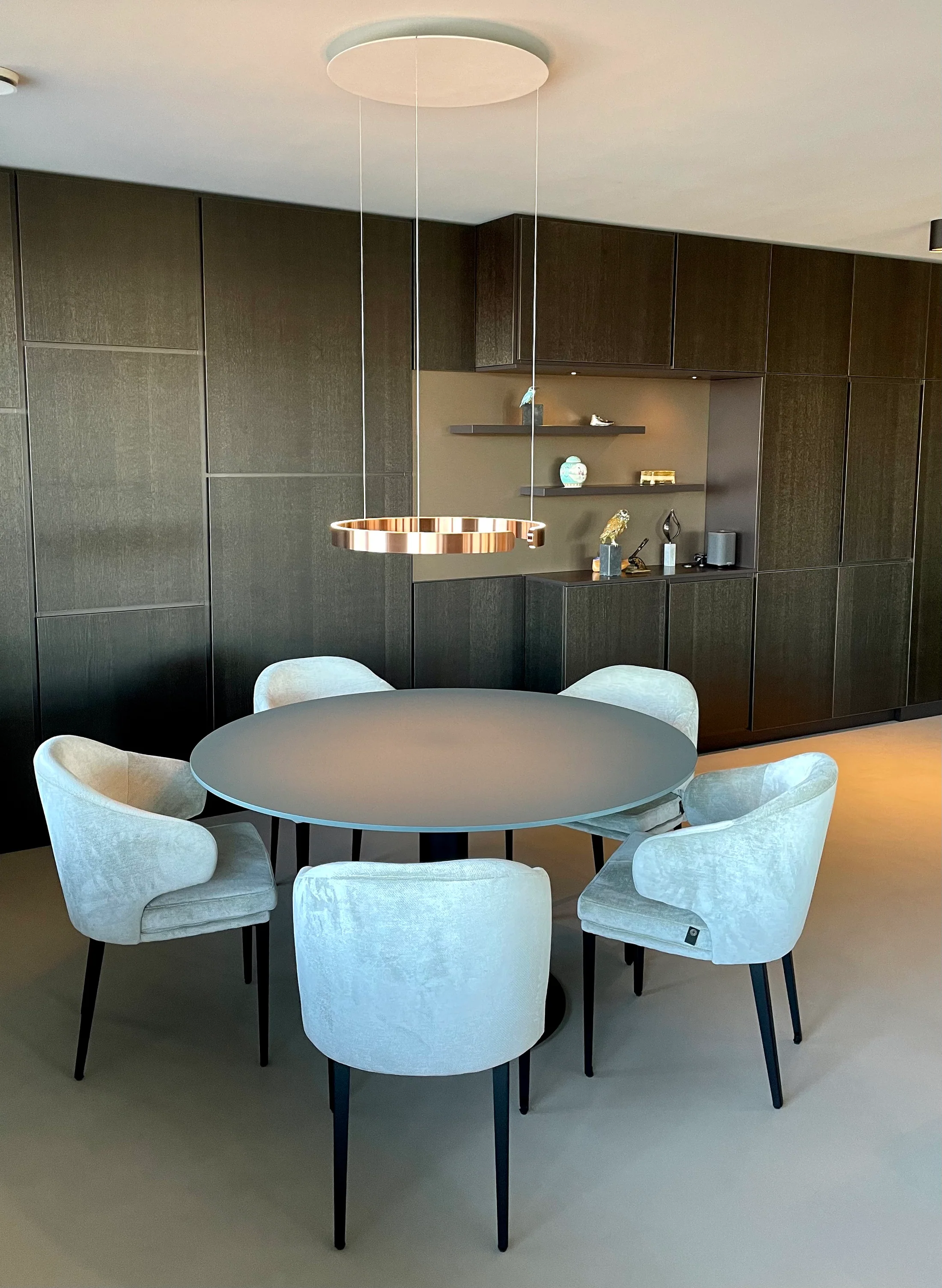 Ronde eettafel voor de doorlopende kastenwand