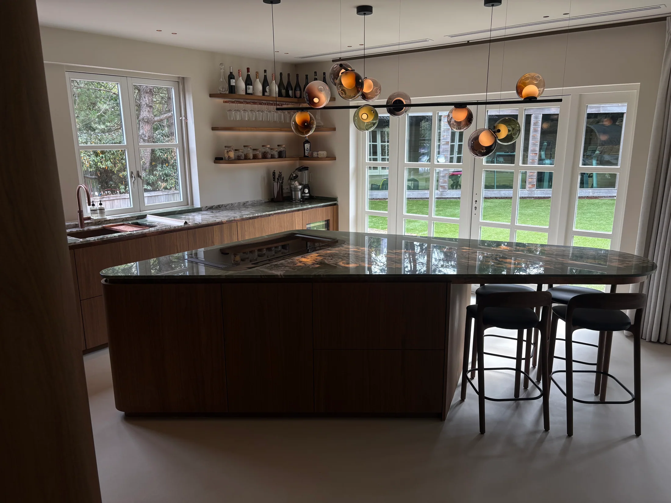 Notenhouten eiland met uitzicht op de tuin