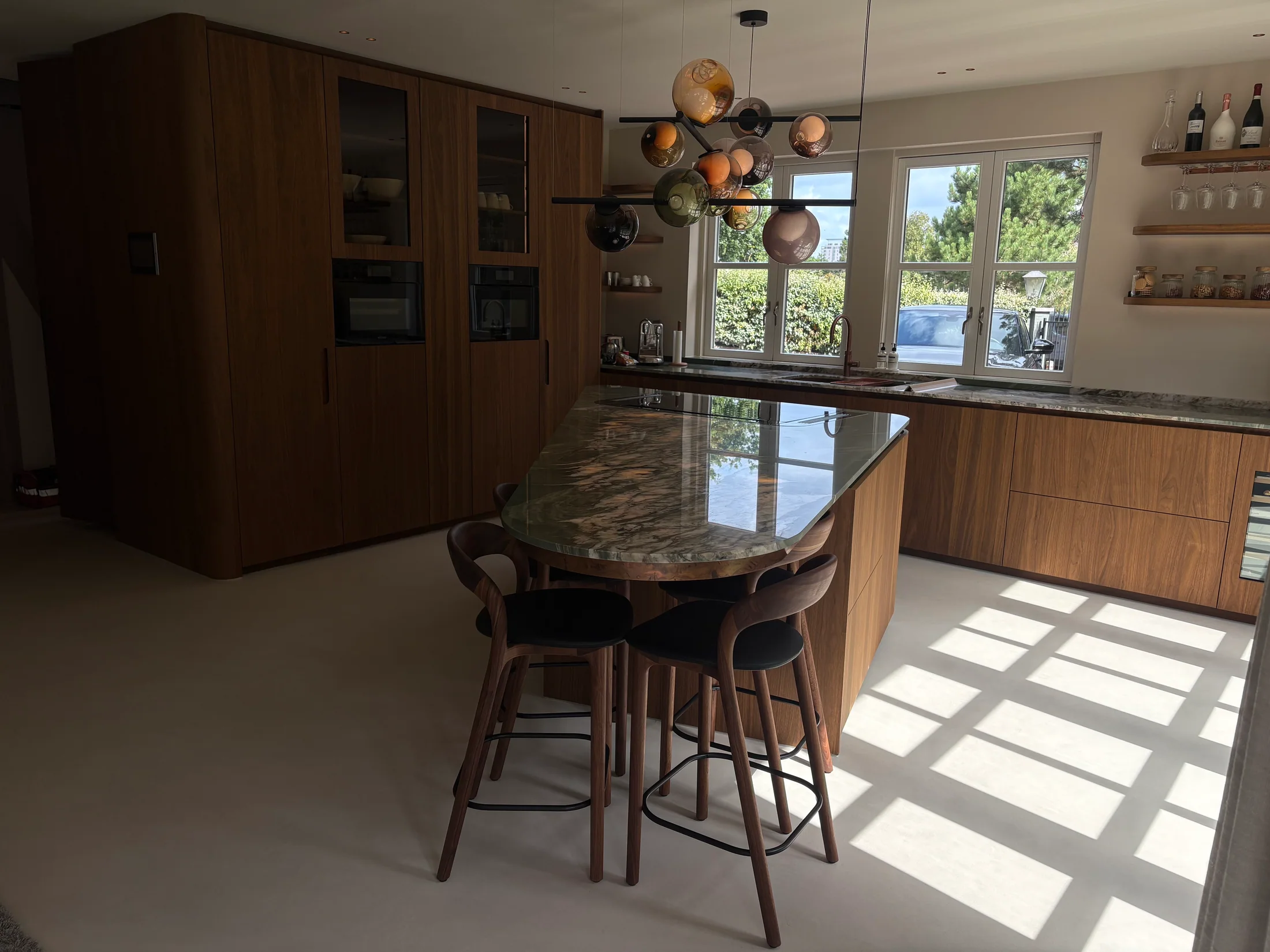 Het eiland met houten zitplaatsen in het daglicht