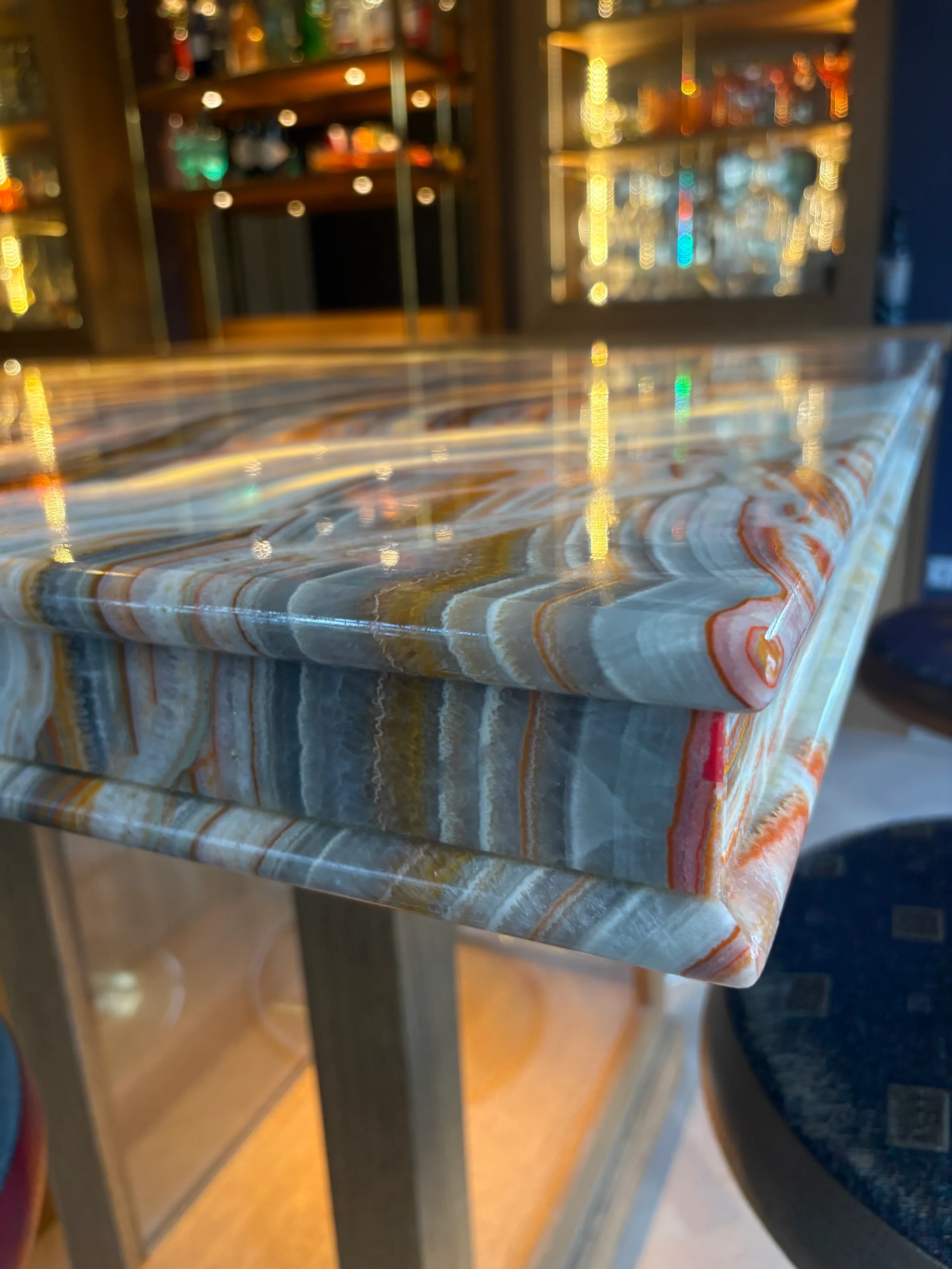 Het gelaagde randprofiel van het verlichte onyx