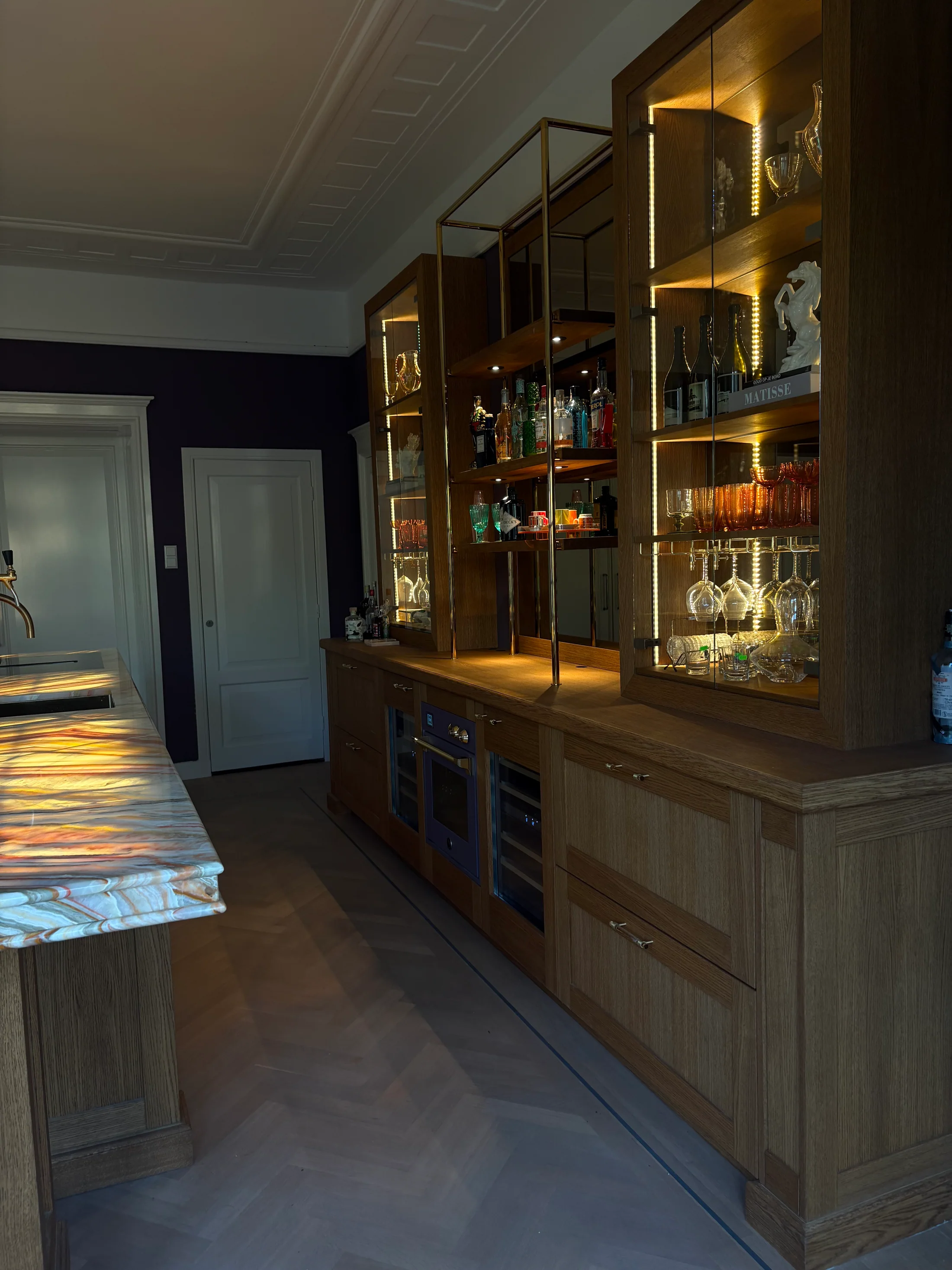 Verlichte vitrines in het eiken kastenwerk