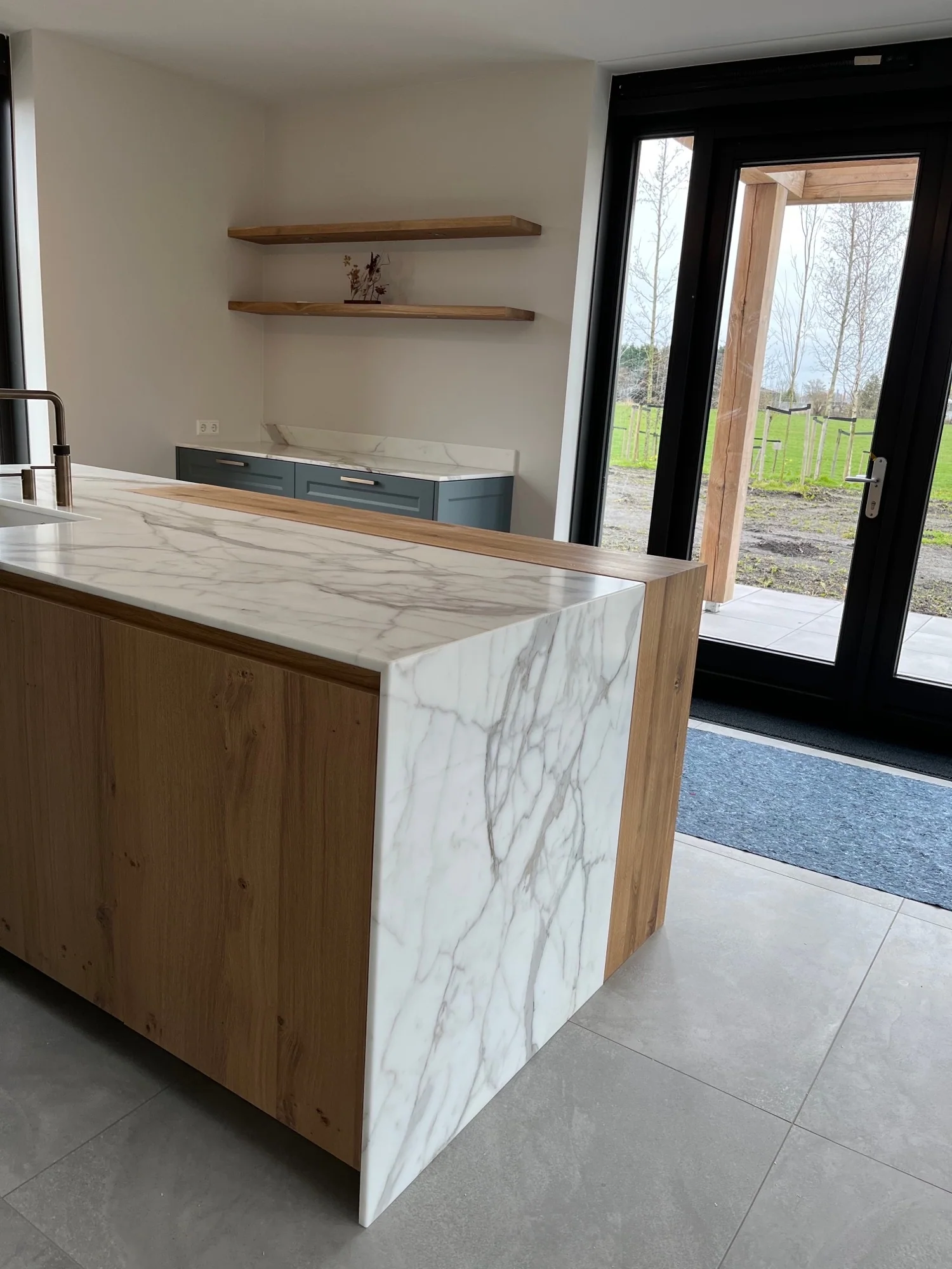 Marmeren zijkant en massief houten element van het eiland