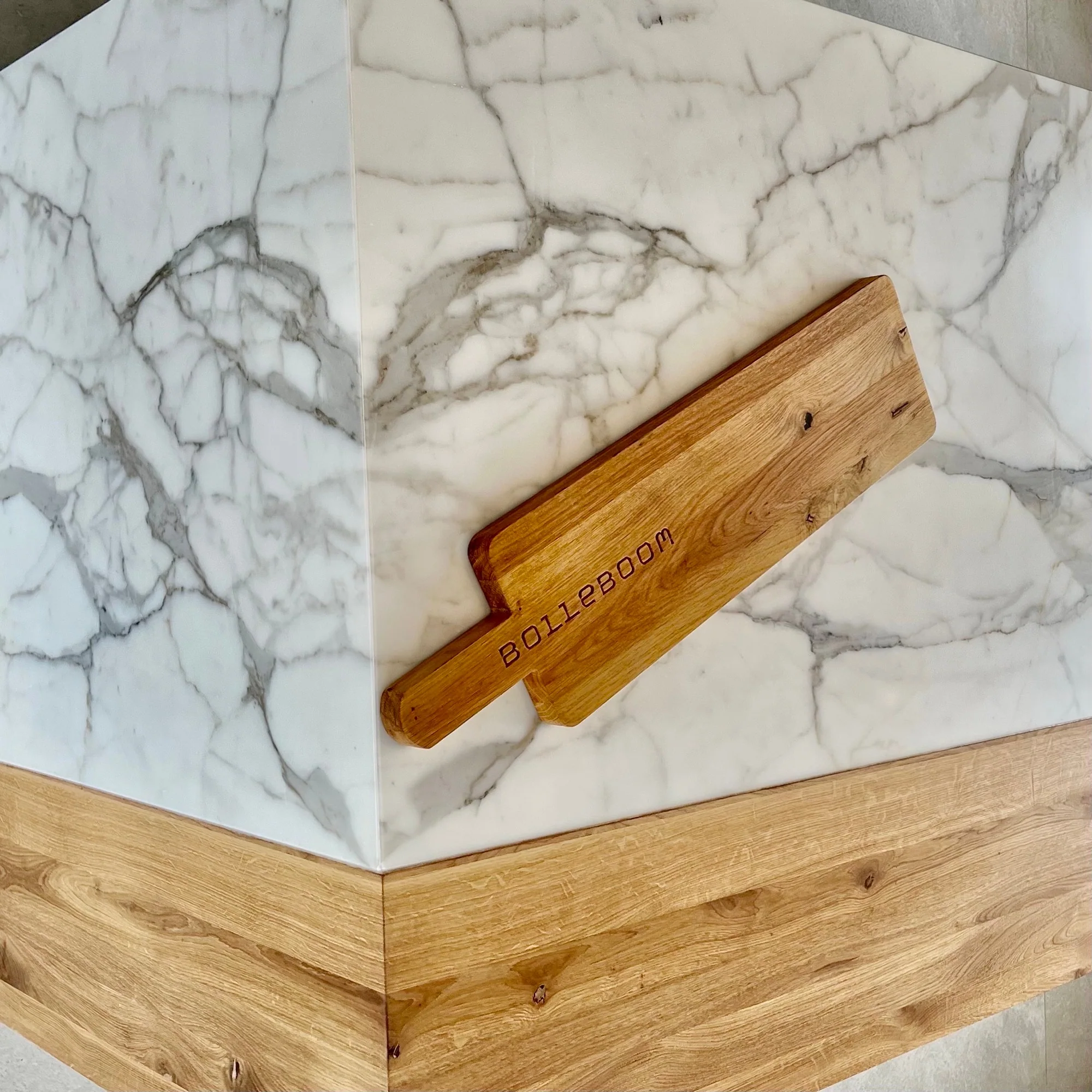 Detail van marmer en eikenhouten snijplank