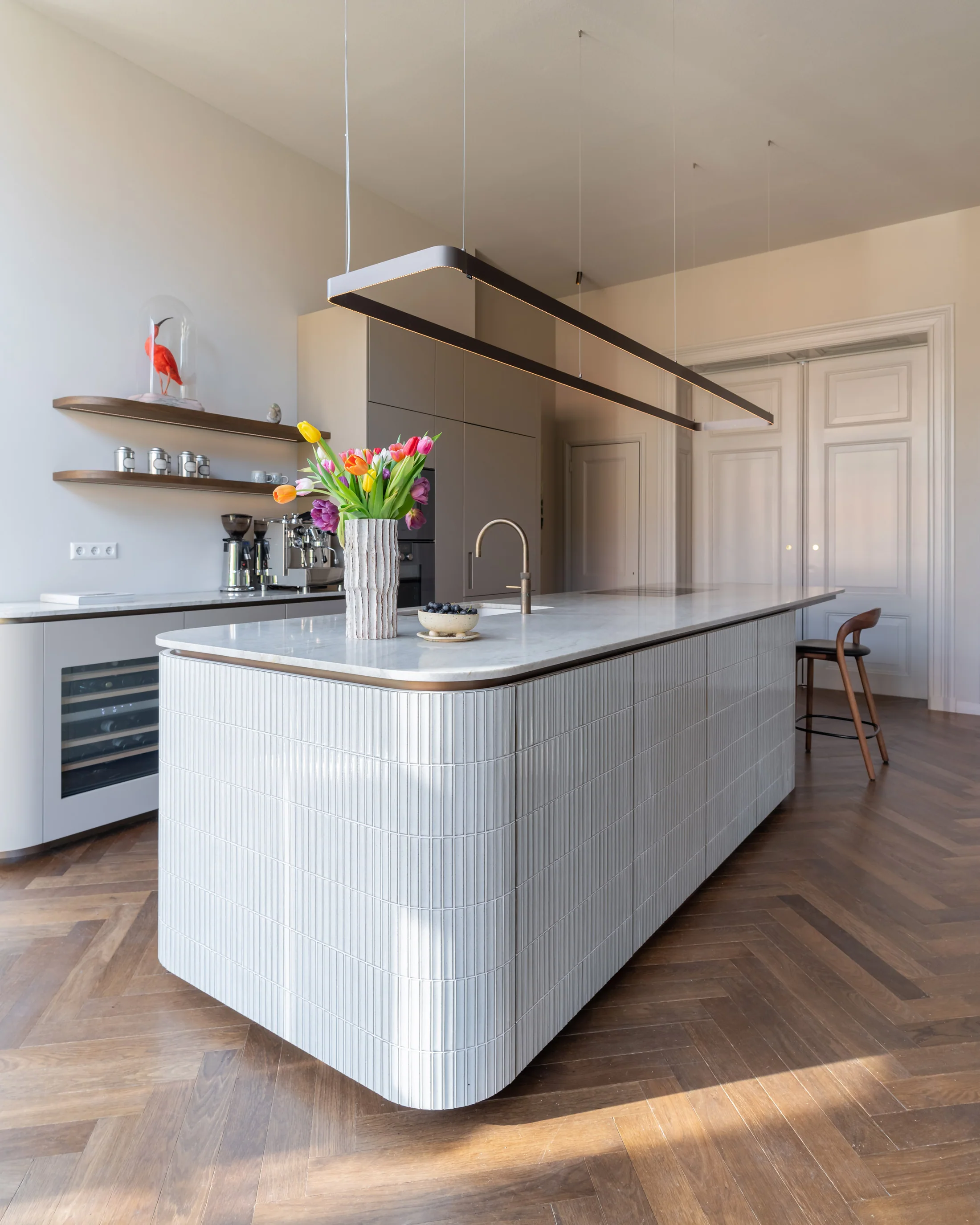 Zachte rondingen van het eiland met houten planken op de achtergrond
