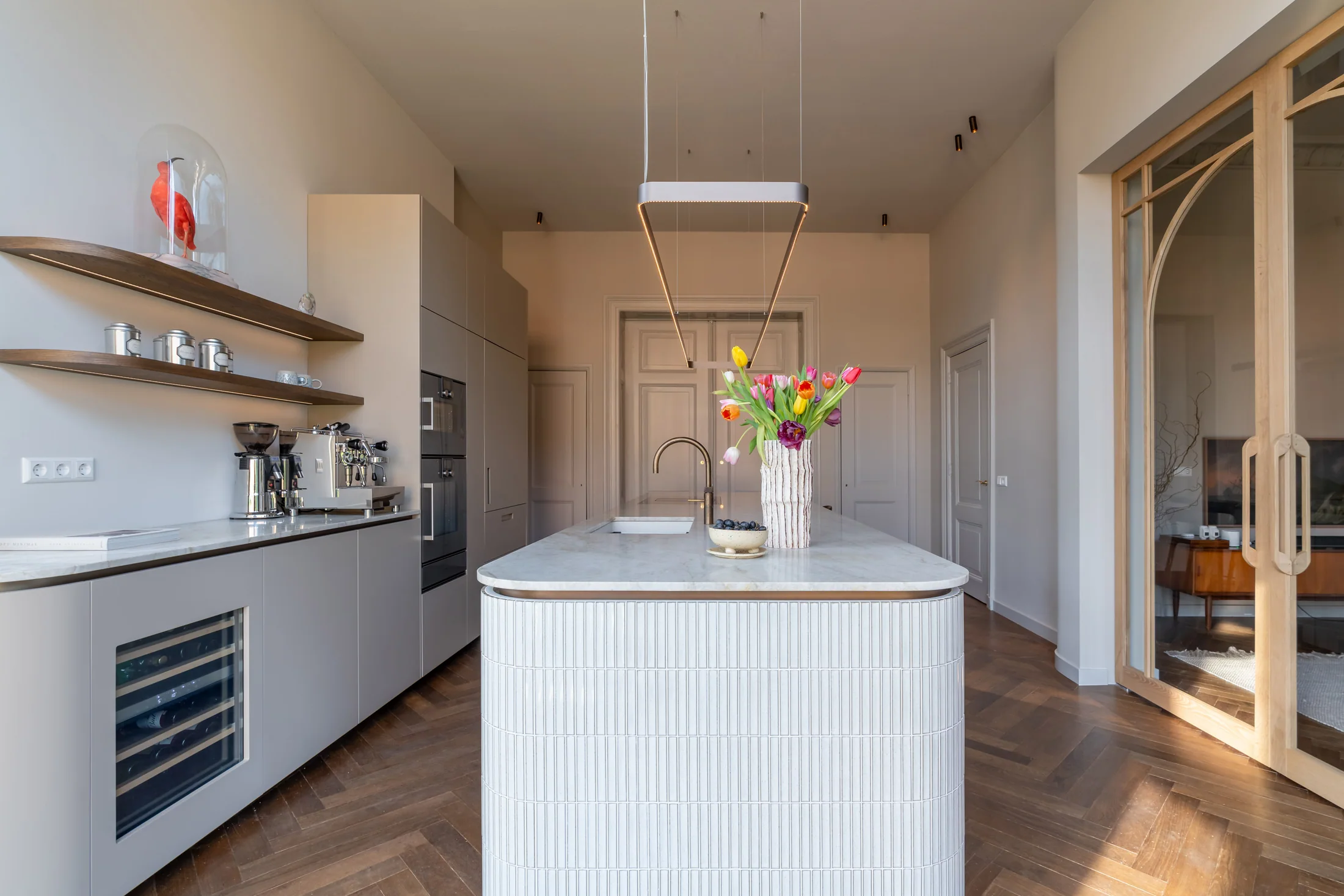 Wandplanken van gerookt eiken in de lichte keuken